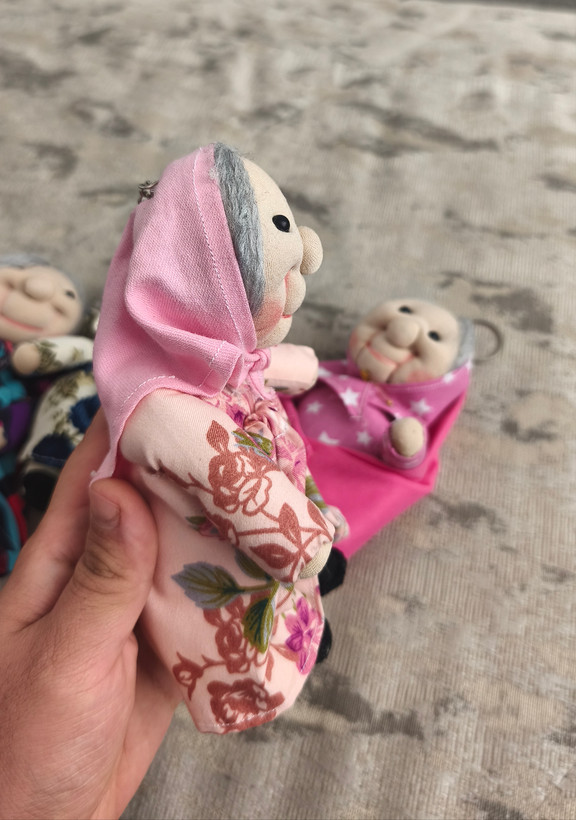 عروسک نهنه جون با لباس پارچه ای در رنگ بندی متنوع